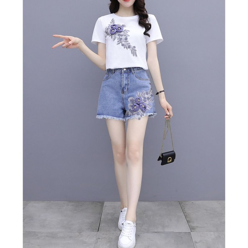 ឈុតខោខាវប៊ូយខ្លីនិងអាវយឺតនារី