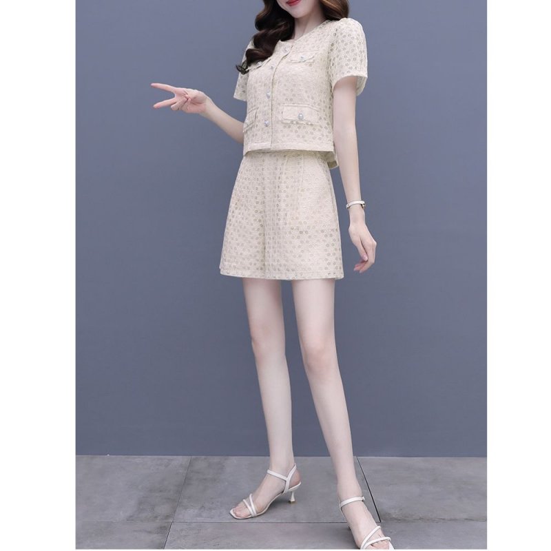 ឈុតខោជើងខ្លី និងអាវស្រស់ស្អាត